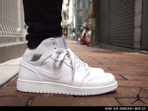 Jordan brand is releasing their air jordan 1 mid in a brand new black satin colorway this december. air jordan 1 mid blanc,air jordan 1 mid FemmeNouvelle
