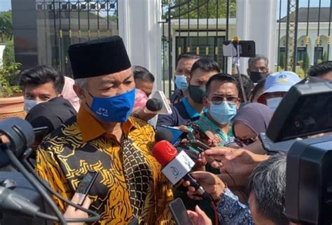 Presiden umno, datuk seri dr ahmad zahid hamidi membangkitkan persoalan adakah rakyat yang salah dan degil tidak mahu sekatan. Politik Perak: Ahmad Zahid menghadap Sultan Perak esok ...