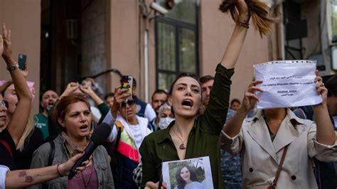 Manifestations En Iran Depuis 43 Ans Les Femmes Sont Les Premières