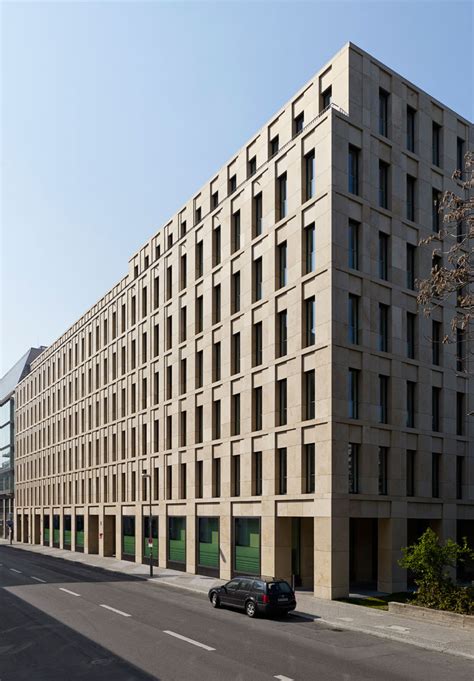 Ein strandhaus am meer oder see gilt ebenfalls als typisches ferienhaus. Haus am Max-Reinhardt-Platz, Berlin - kleihues+kleihues