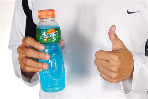 Derek jeter, dwyane wade, peyton manning. How to Make Fake Gatorade for Pranks: 3 Steps (with Pictures)