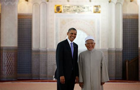 Masjid ini merupakan lambang keagungan islam sebagai agama rasmi di malaysia dan merupakan simbol bagi malaysia yang baru dibentuk ketika itu. Antara Perbualan Imam Masjid Negara minta Obama Presiden ...