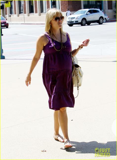 Reese Witherspoon Art Institute Baby Bump Photo Pregnant