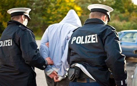 الشرطة الألمانية تعتقل مراهقا سوريا بتهمة السرقة والاغتصاب العرب في أوروبا