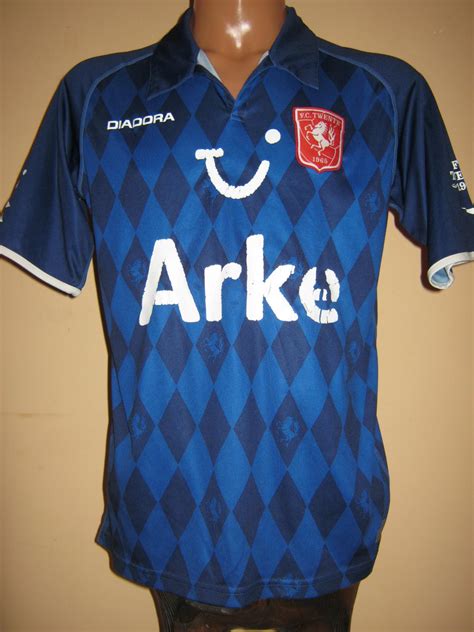 Het merk sondico is in nederland relatief onbekend maar maakt in het het verenigd koninkrijk deel uit van sportsdirect. FC Twente Third football shirt 2011 - 2012.