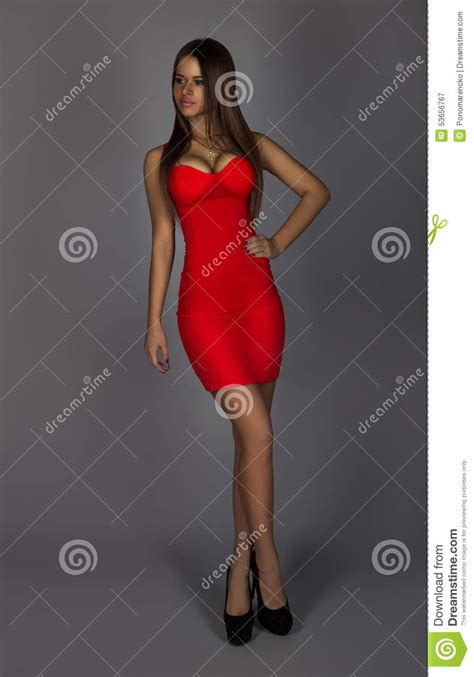 Morenita Adulta Sensual Con El Pecho Grande En Vestido Rojo Atractivo