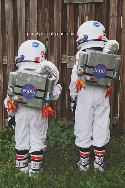 Home made astronaut costume ~ duct tape, a balloon, paper mache and a thrift store snow suit are all that's needed to make a fabulous astronaut costume perfect for the astronaut in training. Parrish Platz: Halloween 2015