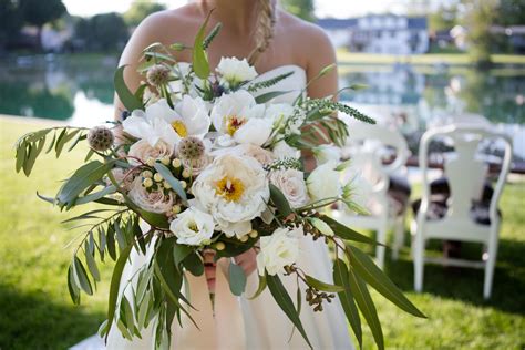 How lovely would this bouquet look at a countryside wedding during golden hour?! 10 Bouquets from our 2017 Award-Winning Florist ...