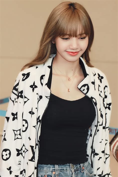 Blackpinks Lisa Shows Off Her Waist At The Airport Driving Everyone