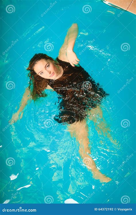 Vrouw Het Drijven Het Ontspannen In Zwembadwater Stock Foto Image Of