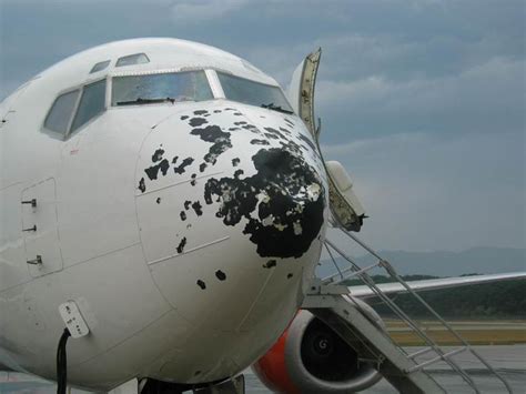 You can also visit our online help hub here: Easyjet Flugzeug trifft auf Hagelschauer