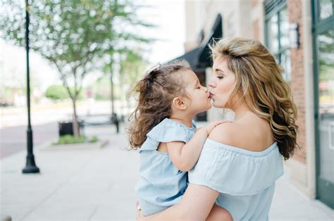 10 Perfect Mother And Daughter Photo Ideas 2024