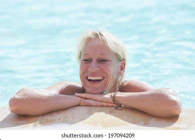 Happy Mature Woman Swimming Pool Foto Stock Shutterstock