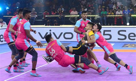 Pro Kabaddi Jaipur Pink Panthers Reaches Finals Thrashes Bengaluru Bulls