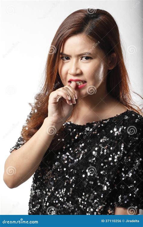 Portret Azjatycka Kobieta W Czarnym Cekinie Koszulowym Przygryza Jej Palec Zdjęcie Stock Obraz