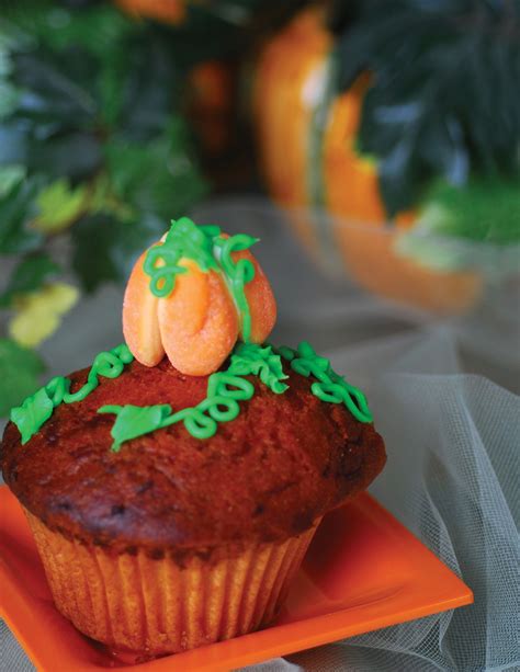 Just pipe on green frosting and top with candy for the cutest pumpkin cupcakes ever! Thanksgiving cupcakes | Holiday cupcakes, Thanksgiving ...