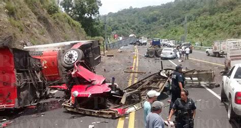 La pipa volcó cuando circulaba en la autopista siglo xxi; Son 26 los muertos por choque en la autopista Siglo XXI ...