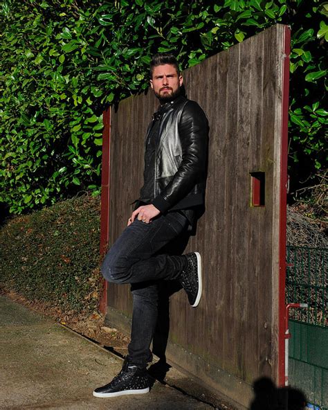 En images, voici tout ce qui olivier giroud les fait tou(te)s craquer : Olivier Giroud poses for the Arsenal Magazine #hot # ...