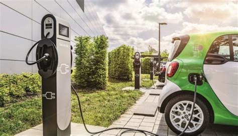 2,600 Electric Vehicle Charging Stations To Be Built In India Within A Year