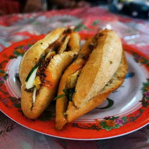 ɓǎjŋ̟ mî, bread) is a short baguette with thin, crisp crust and soft, airy texture. What is Inside a Banh Mi? - Travel information for Vietnam ...
