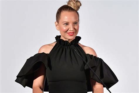 Stream & download the album. Sia Enchants Her Fans With Christmas Spirit As She Joins ...
