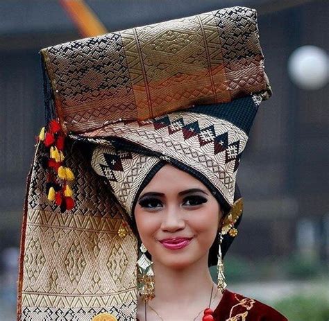 10 Nama Baju Adat Sumatera Barat Beserta Aksesorisnya Dailysia