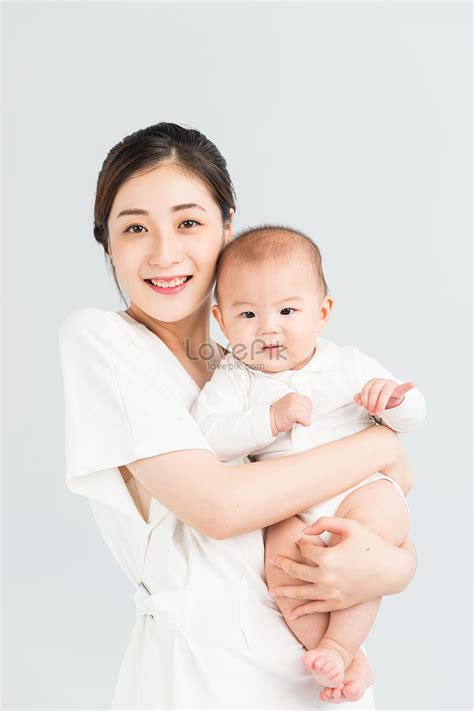 Mothers And Babies Hold Their Babies In Their Arms Picture And Hd