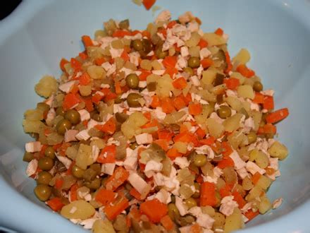 Spalati bine si fierbeti cartofii, morcovii si telina. Salata de boeuf