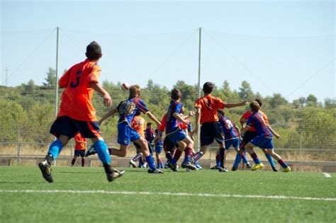 Te proponemos una serie de actividades que pueden ayudarte a pasarlo en grande con en las siguientes líneas podrás encontrar una lista de ideas para jugar y divertirte cuando estás en casa o para que se diviertan tus hijos. ¿Cuántos jugadores hay en un equipo de futbol?