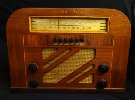 Cherished music memories from the 1940s featuring all your favorite wartime tunes and artists mixed in with vintage comedy and drama for that authentic touch. Philco Model 40-135 Blonde Wood Radio 1940