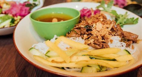 Als vietnamesische küche bezeichnet man die eigenständige und im tradition bei vietnam möchten wir sie mit authentischer vietnamesischer küche. Pho & Rice - Vietnam Street food in Hamburg - speisekarte.de