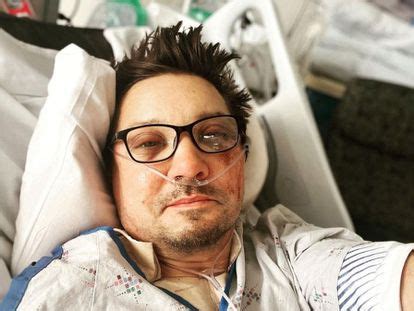 Actor Jeremy Renner shares hospital selfie to thank fans for support Culture EL PAÍS English