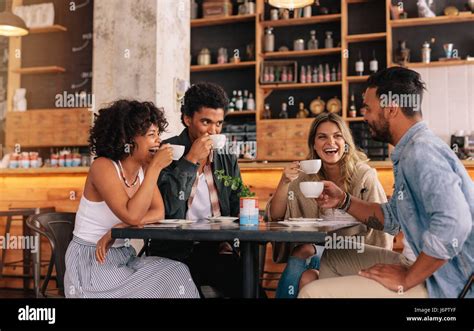 Diversos Grupos De Amigos Disfrutando Un Café Juntos En Un Restaurante