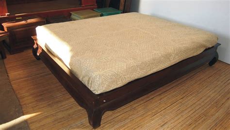 Cornice letto comprensiva di telaio porta doghe, ovviamente usata ma in ottimo stato con un piccolo segno. Letto Matrimoniale etnico stile oppio in legno massello con doghe in l - La Pagoda