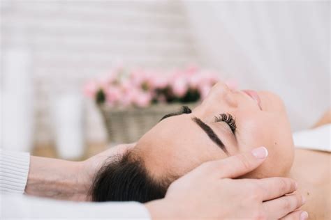 Femme Recevant Un Massage Relaxant Du Visage Télécharger Des Photos