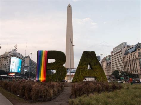 Foi erguido na praça da república, no cruzamento das avenidas corrientes e 9 de julio, em comemoração ao quarto centenário da fundação da cidade. El Obelisco de Buenos Aires - Tripin Argentina