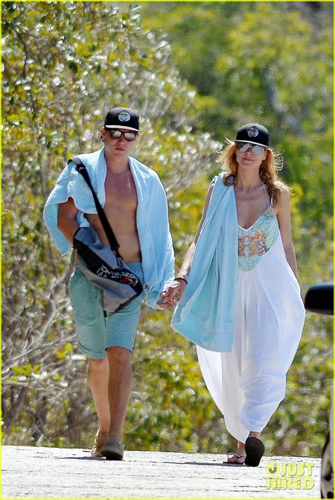 Tom kaulitz and heidi klum were married aboard a yacht in italy in august 2019. Heidi Klum Strolls Along the Beach with Boyfriend Vito ...