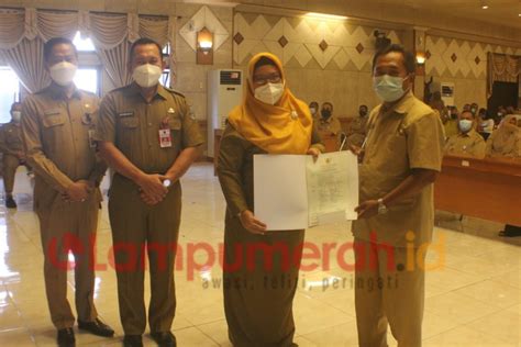 Pemerintah dalam rancangan anggaran pendapatan dan belanja negara (rapbn) 2020 menekankan akan tetap memperhatikan kesejahteraan pegawai negeri sipil (pns). 526 PNS Pemkab Gresik Naik Pangkat | lampu merah