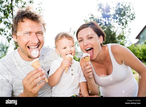 Niño Sonriente Comiendo Helado Fotos E Imágenes De Stock Alamy