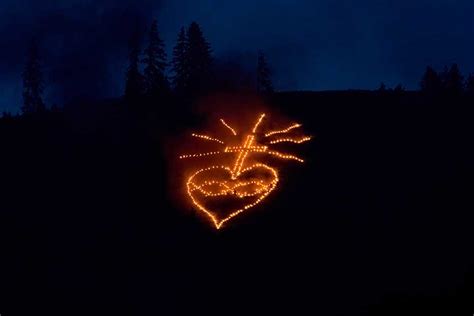 In christlicher zeit wurden aus den sonnwendfeuern dann die weitverbreiteten johannisfeuer (24. Herz-Jesu-Feuer im Tannheimer Tal | Tannheimer Tal Tourismus