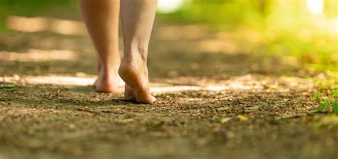 Pies Descalzos De Una Mujer Caminando Por Un Sendero En El Bosque