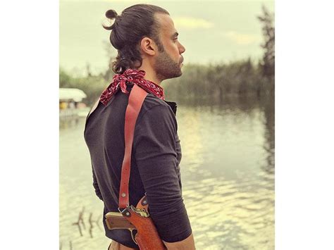 روج الفنان محمد إمام البوستر الخاص بفليمه الجديد لص بغداد وذلك عبر حسابه بموقع التبادل الصور والفيديوهات الانستجرام. محمد إمام يكشف موعد طرح الإعلان الأول لـ"لص بغداد" | مصراوى