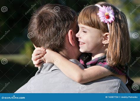 niña que abraza abrazando a su padre foto de archivo imagen de joven parque 16587734