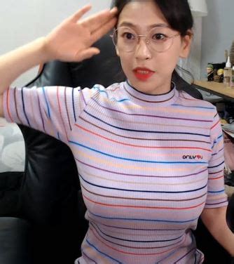 같이 고정으로 플렉스 하실 정글 원딜 도구 구합니다. 유튜버 변신한 글래머 개그우먼 | 비트스포츠