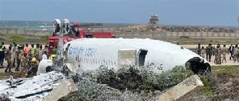 saudi gazette on twitter pictures plane crashes while landing at the aden adde international