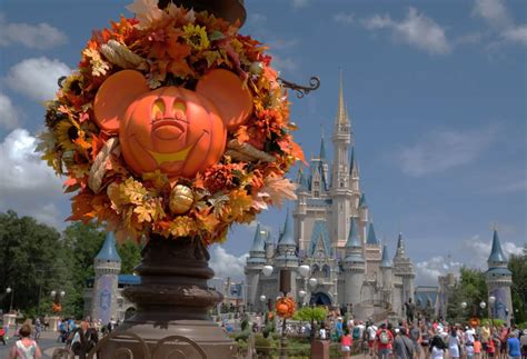 Video Halloween 2017 Decorations And Merchandise Arrive At Magic Kingdom
