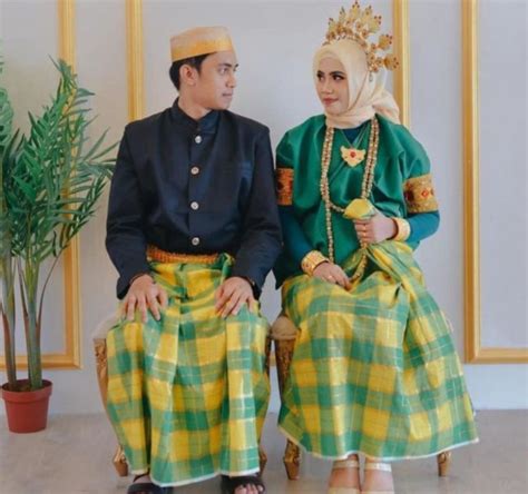 Baju bodo adalah baju adat bagi perempuan sulawesi selatan yang dipakai sebagai pakaian kebesaran setiap acara. √ Lengkap 7+ Pakaian Adat Sulawesi Selatan Beserta ...