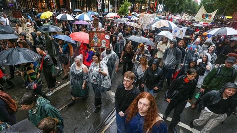 A small number of cases that are not contactable are considered to have recovered after 28 days from diagnoses. GO HOME: Vic Premier rebukes climate protesters as COVID ...