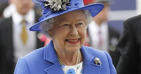 Aunque a muchos nos parezca eterna, y que lleve reinando toda su vida en inglaterra, no es así. El nuevo y épico retrato de la Reina Isabel II | EL DEBATE