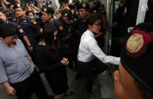 นายมนัส สร้อยพลอย อธิบดีกรมการค้าต่างประเทศ ในฐานะประธานคณะทำงานเจรจาต่อรองราคาระบายข้าวรัฐบาล เปิดเผยการเปิดประมูลข้าวสารในสต๊อกรัฐบาล. วินาทีไร้อิสรภาพ 'บุญทรง' ติดคุกคดีระบายข้าวจีทูจี 42 ปี ...